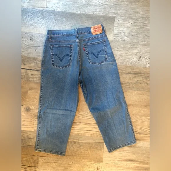 Perfectly Slimming Levi’s Cropped Denim Jeans 12 - Picture 6 of 13